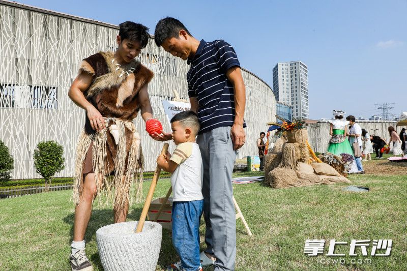 现场设置打糍粑体验、民族服饰打卡等互动活动区，趣味十足。