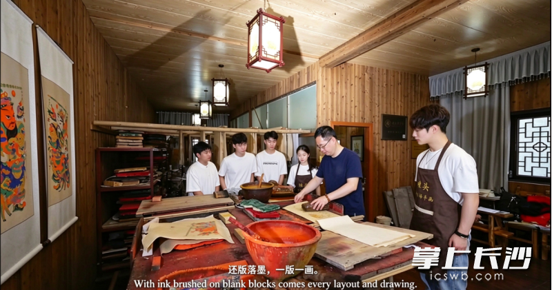 曾语婷同学走进隆回滩头年画非遗现场。 曾语婷同学走进隆回滩头年画非遗现场。