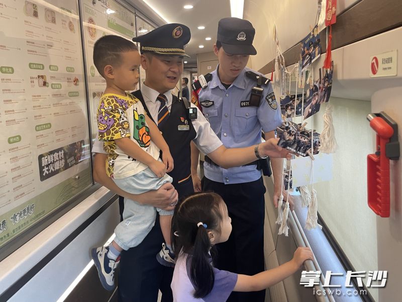 答对题目的旅客收获了“铁男”IP专属钥匙扣、中秋特色福袋等精美礼品。 答对题目的旅客收获了“铁男”IP专属钥匙扣、中秋特色福袋等精美礼品。