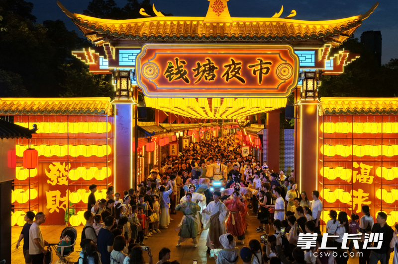 株洲方特园区的钱塘夜市。 株洲方特园区的钱塘夜市。