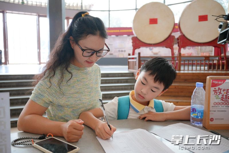 市民签到参加活动。 市民签到参加活动。