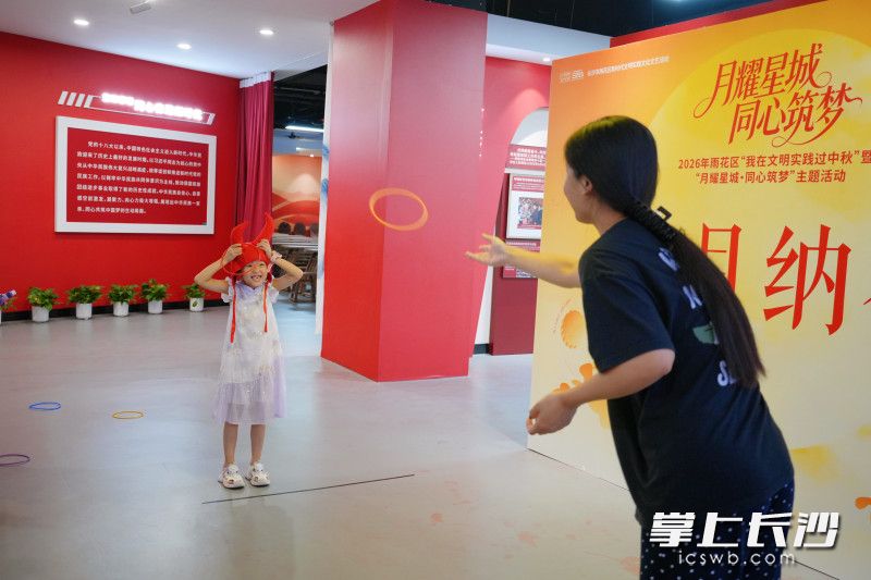 市民们在体验民俗闯关游戏。 市民们在体验民俗闯关游戏。