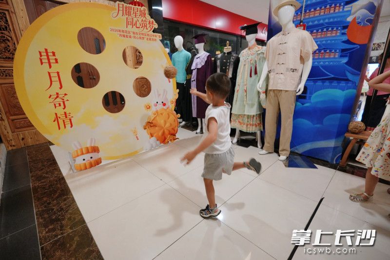 本次活动以各民族传统中秋习俗为主线,设置了一系列体验游戏。 本次活动以各民族传统中秋习俗为主线,设置了一系列体验游戏。