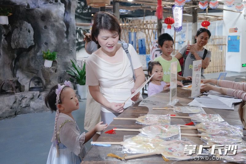 市民、各族群众纷纷走进场馆,在灯火、笑语与民俗体验中,沉浸式共赴一场中秋盛宴。 均为全媒体记者 周游 通讯员 张卫摄影报道 市民、各族群众纷纷走进场馆,在灯火、笑语与民俗体验中,沉浸式共赴一场中秋盛宴。 均为全媒体记者 周游 通讯员 张卫摄影报道