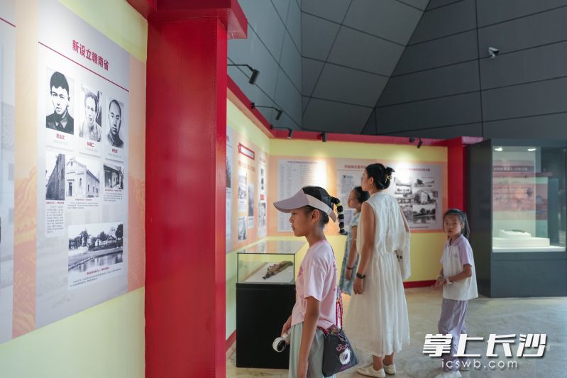 9月25日,“伟大的出发 永远的长征——中央红军长征出发历史展”在杜鹃花艺术中心正式对公众开放。 均为长沙晚报全媒体记者邹麟摄 9月25日,“伟大的出发 永远的长征——中央红军长征出发历史展”在杜鹃花艺术中心正式对公众开放。 均为长沙晚报全媒体记者邹麟摄