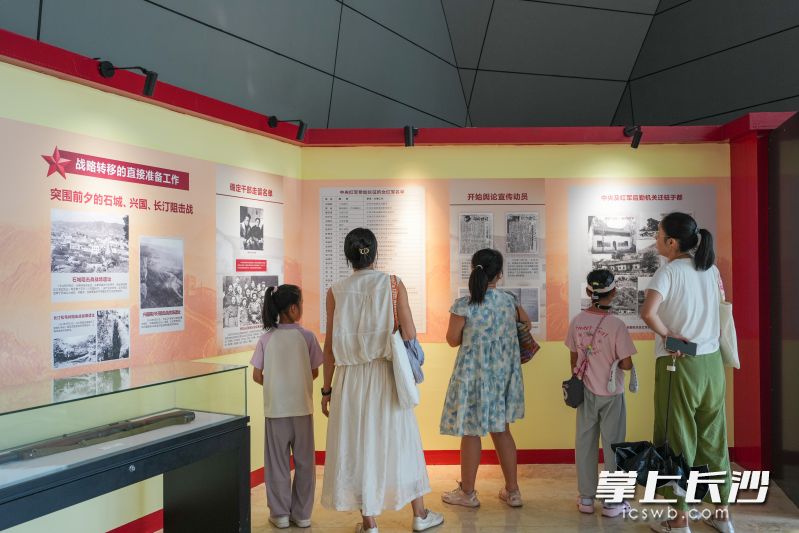 观众在沉浸式观展中走近历史、感悟精神。 观众在沉浸式观展中走近历史、感悟精神。