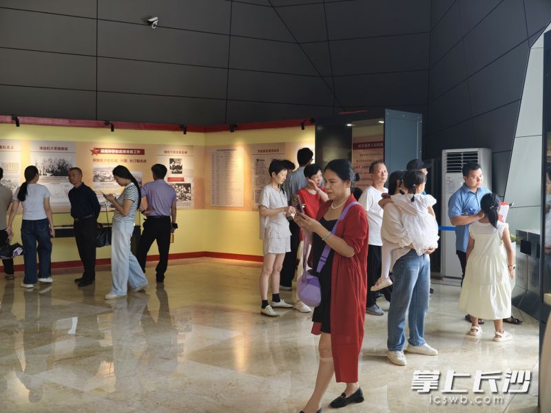 市民观展后深有感触。 市民观展后深有感触。