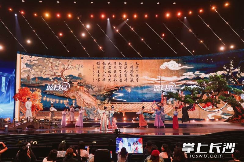 沉浸式场景开启创新观演体验。均为湖南卫视供图 沉浸式场景开启创新观演体验。均为湖南卫视供图