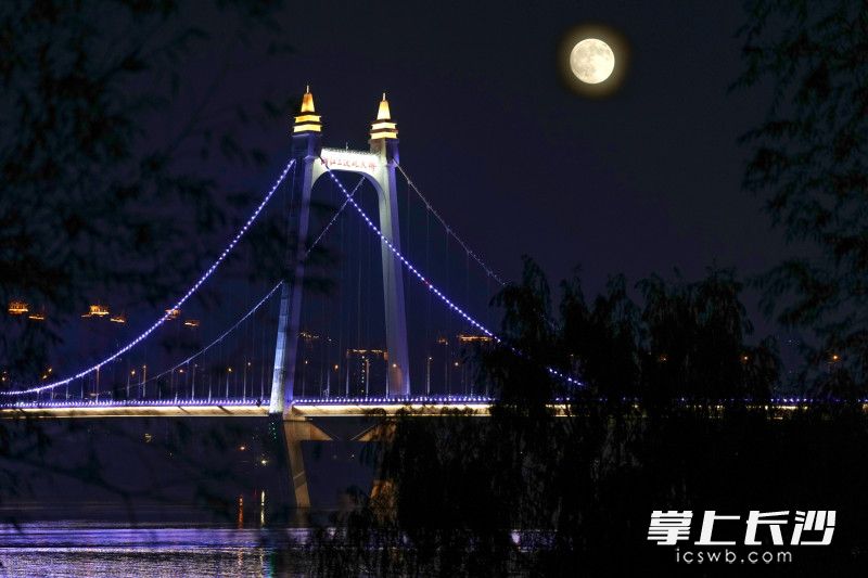 9月25日傍晚，一轮圆月沿着三汊矶大桥缓缓升空。（二次曝光） 均为长沙晚报全媒体记者邹麟摄