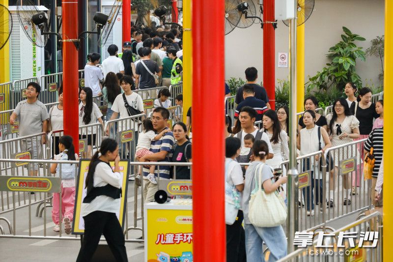 中秋节，长沙零食王国门口，游客排队入场。