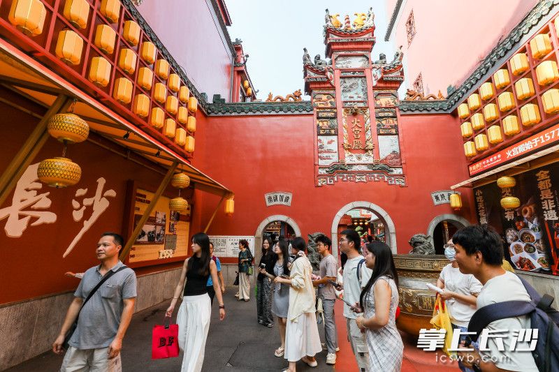 中秋节，坡子街火宫殿人气旺。 均为长沙晚报全媒体记者董阳摄