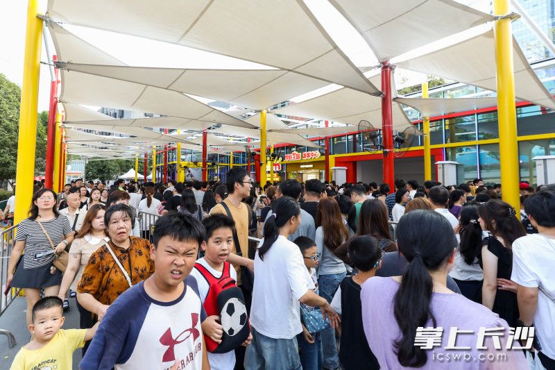 中秋节，长沙零食王国门口，游客排队入场。