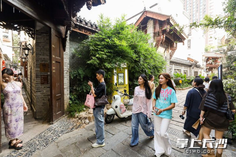 中秋节，白果园巷迎来打卡热。