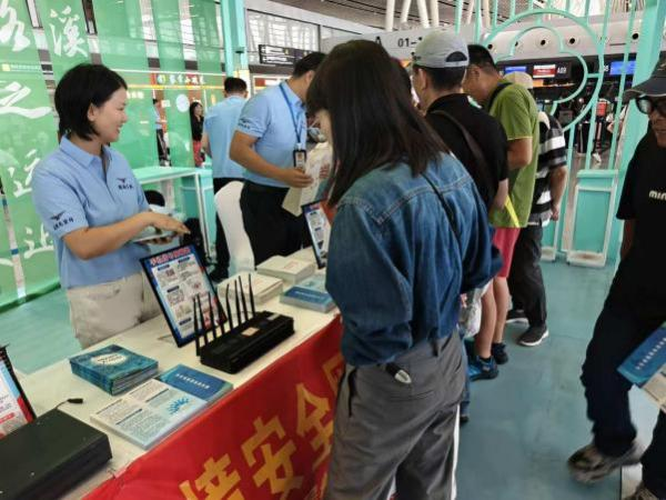 依托黄花机场候机大厅巨大客流优势,组织开展线下集中普法宣传。 依托黄花机场候机大厅巨大客流优势,组织开展线下集中普法宣传。