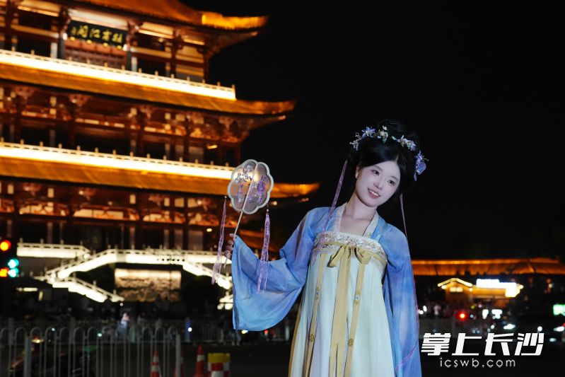 游客以江月古阁为背景拍照留念。