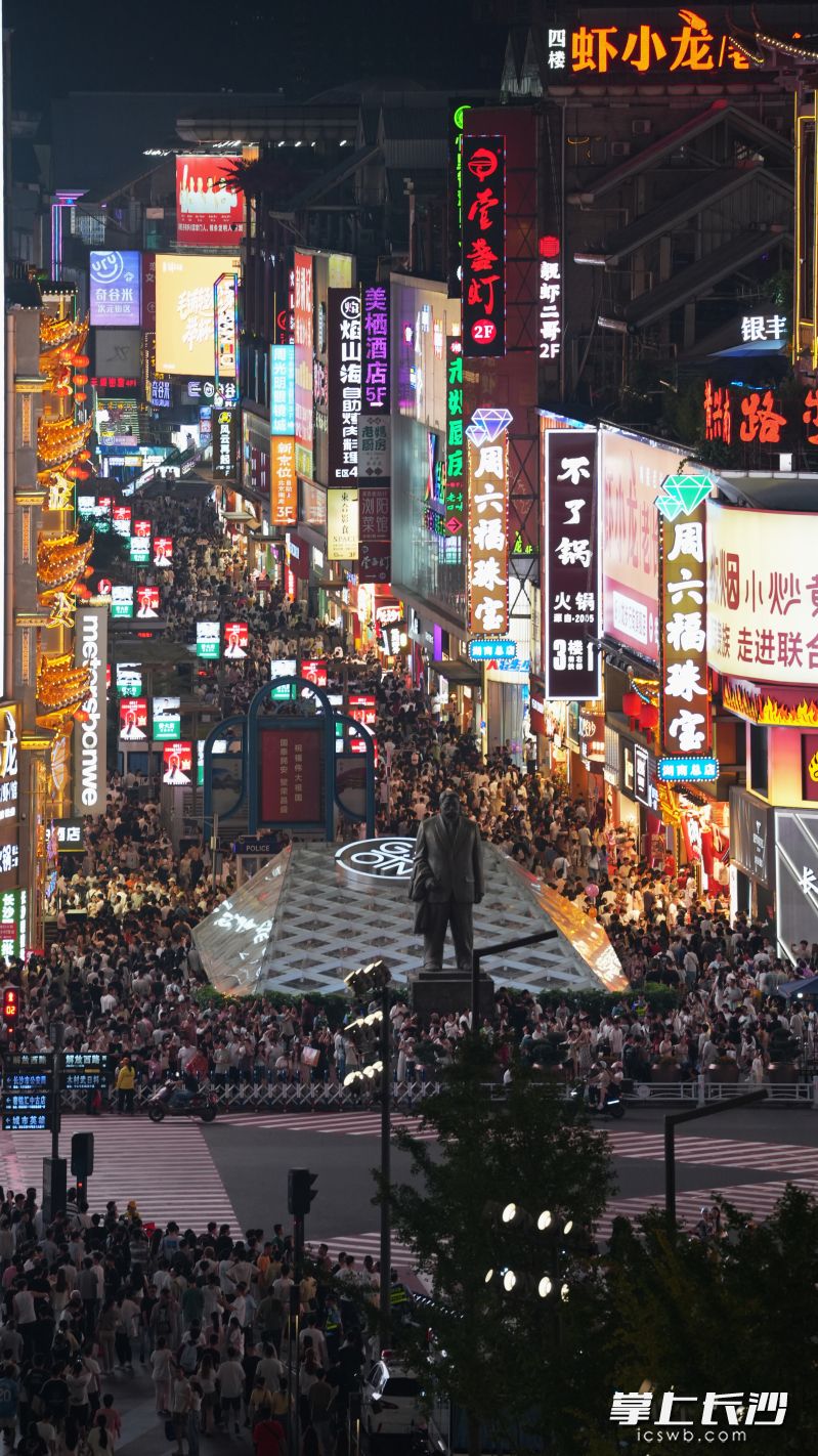 五一商圈人头攒动，沿街商铺热闹。