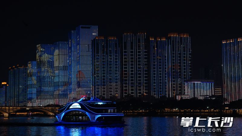 湘江夜游游轮串联起了杜甫江阁、橘子洲等地标。