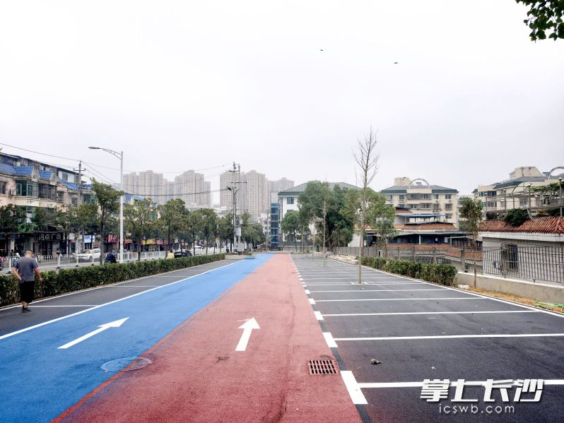 改造后,新增的车位大大改善周边乱停现象。湘江早报全媒体记者 黄荣佳 摄 改造后,新增的车位大大改善周边乱停现象。湘江早报全媒体记者 黄荣佳 摄
