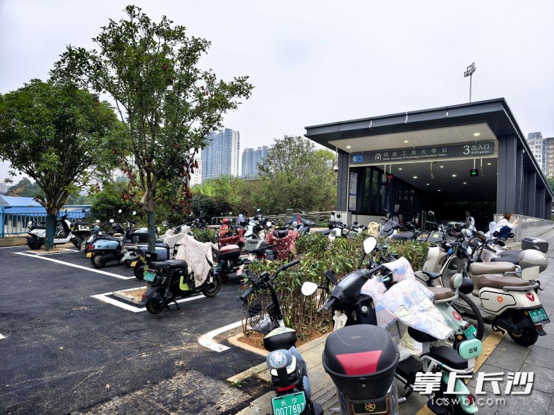 改造前,地铁6号线湖南工商大学站口前,电动车、共享单车占道乱停,望岳路桐梓坡路口早晚高峰拥堵频发。通讯员 冯莹洁 供图 改造前,地铁6号线湖南工商大学站口前,电动车、共享单车占道乱停,望岳路桐梓坡路口早晚高峰拥堵频发。通讯员 冯莹洁 供图
