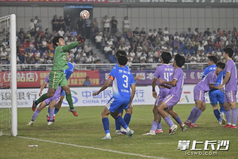 岳阳队门将言奥博发挥神勇多次扑出长沙队射门。均为长沙晚报全媒体记者 余劭劼 摄