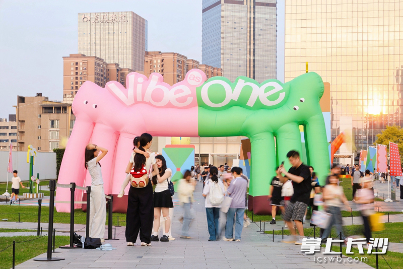 长沙IFS充满想象力的顽趣艺术空间——“放松「顽」乐Glow As One”。 长沙IFS充满想象力的顽趣艺术空间——“放松「顽」乐Glow As One”。