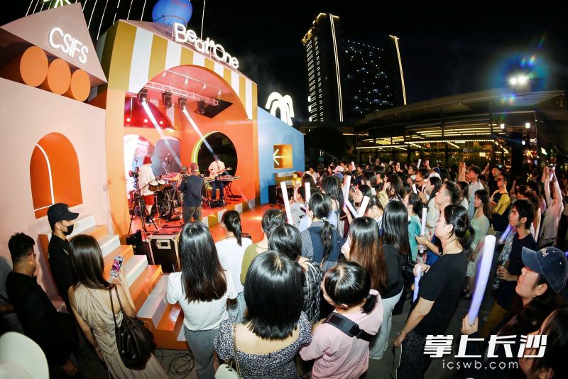 9月25日,四组来自全国各地的独立音乐人齐聚长沙IFS城市天台。 9月25日,四组来自全国各地的独立音乐人齐聚长沙IFS城市天台。