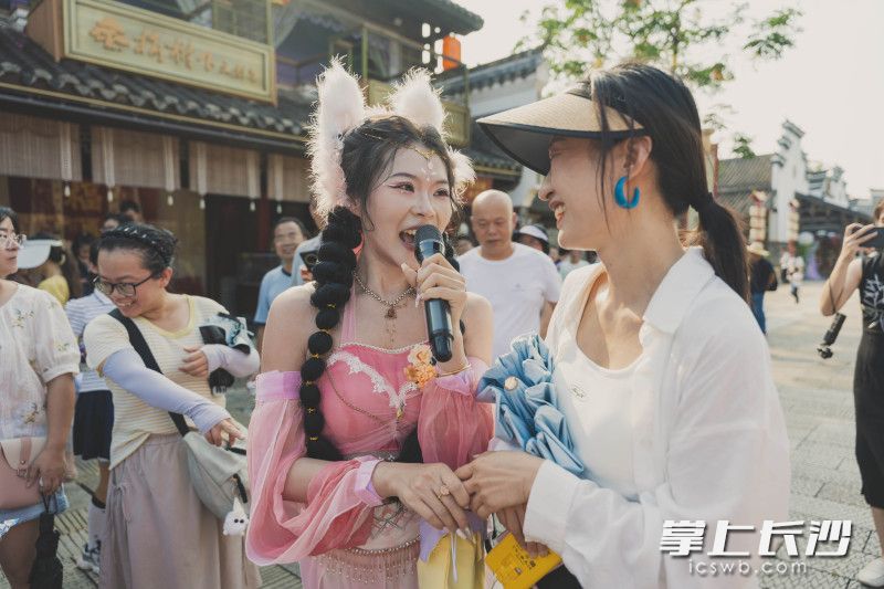 古装NPC与游客亲切互动,面对面趣味交流,沉浸式的游园体验拉近了与游人的距离。 古装NPC与游客亲切互动,面对面趣味交流,沉浸式的游园体验拉近了与游人的距离。