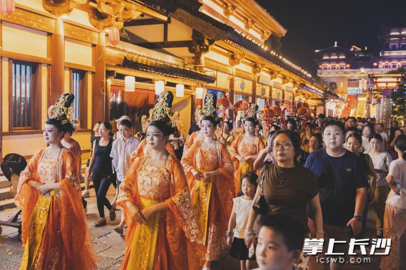 夜幕下的铜官窑,古装NPC衣饰华美,游客穿行其间,一步踏入盛唐灯火人间。 夜幕下的铜官窑,古装NPC衣饰华美,游客穿行其间,一步踏入盛唐灯火人间。