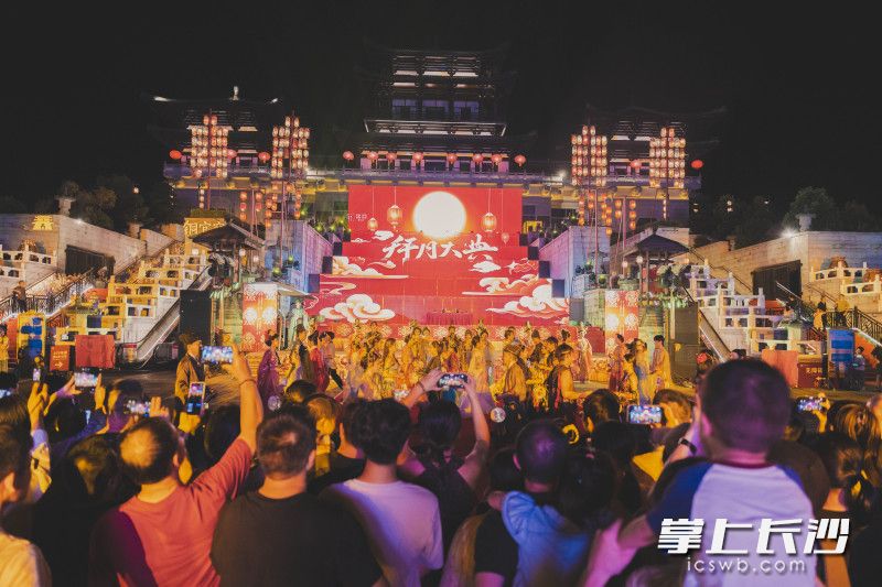 夜幕降临,铜官窑上演传统拜月大典,带给市民游客浓浓的中秋氛围感。