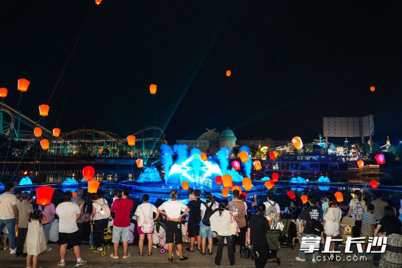 月照古今大湖秀,双节期间每日1场,以月亮为隐形线索,嫦娥、后羿为主线。 月照古今大湖秀,双节期间每日1场,以月亮为隐形线索,嫦娥、后羿为主线。