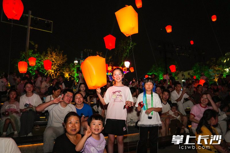 园区人气持续走高,众多游客携家人朋友前来打卡,在灯火与月色中共度佳节。