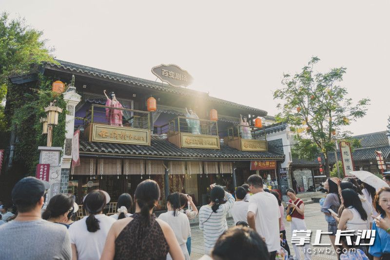 铜官窑国风乐园的百变剧场,楼台国风演艺精彩上演,游客驻足围观,尽享国风趣味。 铜官窑国风乐园的百变剧场,楼台国风演艺精彩上演,游客驻足围观,尽享国风趣味。