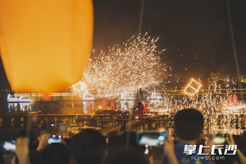 铜官窑非遗打铁花绚丽上演,火树银花映湖面,游人争相打卡观赏。
