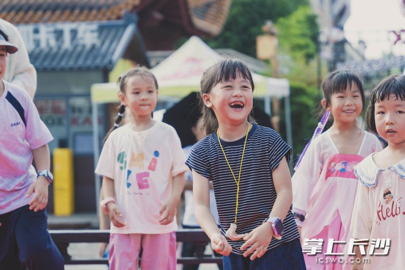 铜官窑富桂千灯节,小朋友参与游园会互动,乐享双节美好时光。