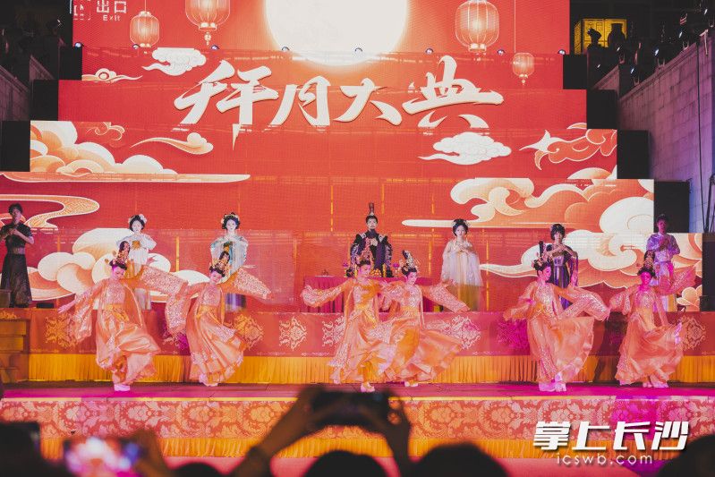 中秋国庆双节长沙铜官窑国风乐园重磅开启“富桂千灯节”主题文旅活动,活动,为市民游客打造一场昼夜不息的沉浸式唐风游园盛宴。照片均为全媒体记者 周数邑 通讯员 叶友朋 摄 中秋国庆双节长沙铜官窑国风乐园重磅开启“富桂千灯节”主题文旅活动,活动,为市民游客打造一场昼夜不息的沉浸式唐风游园盛宴。照片均为全媒体记者 周数邑 通讯员 叶友朋 摄
