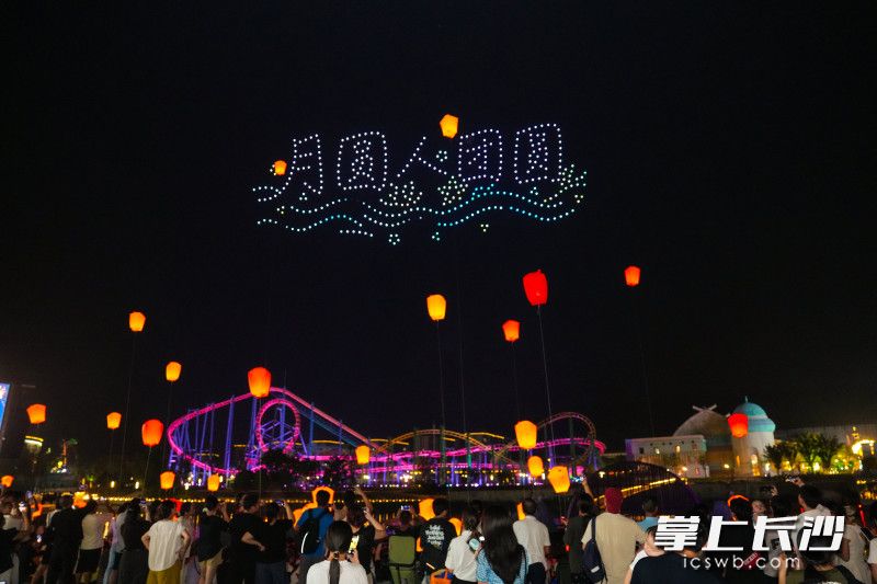入夜后,无人机表演如约上演,无人机编队腾空而起,在夜空中变幻出流光溢彩的图案。