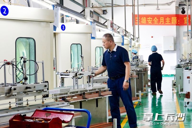 三雄电子总经理韩平正在查看自动化生产线。均为长沙晚报全媒体记者 张禹 通讯员 段华良 摄影报道 三雄电子总经理韩平正在查看自动化生产线。均为长沙晚报全媒体记者 张禹 通讯员 段华良 摄影报道