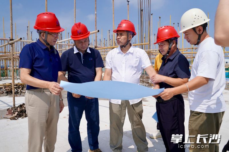 三雄电子全力推进二期工程项目建设,公司管理人员在现场查看进度。 三雄电子全力推进二期工程项目建设,公司管理人员在现场查看进度。