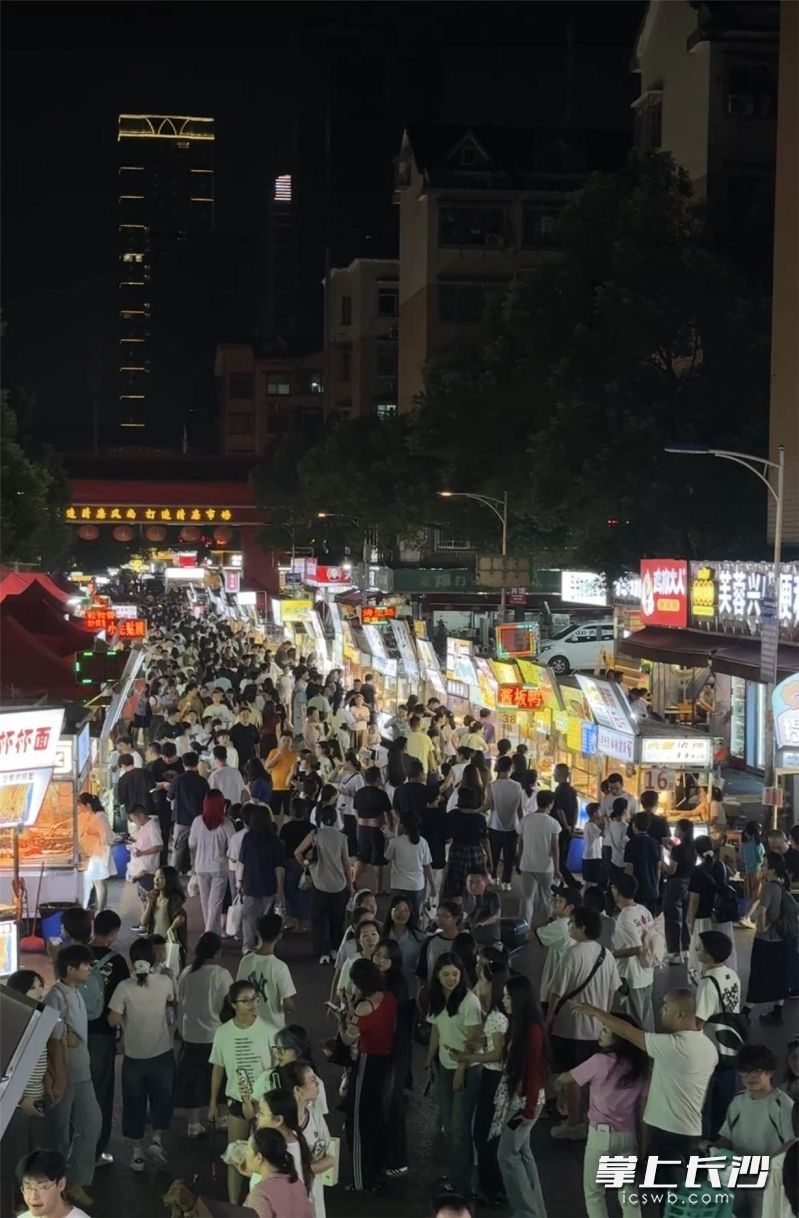 中秋假期扬帆夜市日均客流达6万人次。 中秋假期扬帆夜市日均客流达6万人次。