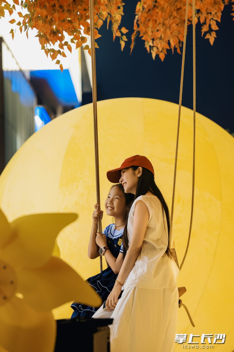 长沙万象城“万物尽染”秋日主题场景吸引市民拍照打卡。 均为通讯员供图 长沙万象城“万物尽染”秋日主题场景吸引市民拍照打卡。 均为通讯员供图