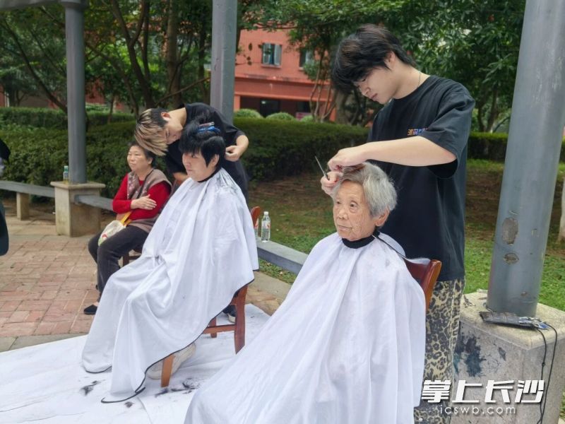 节假日临近时,物业工作人员在小区内设置了便民服务角,方便老人们的生活。 节假日临近时,物业工作人员在小区内设置了便民服务角,方便老人们的生活。