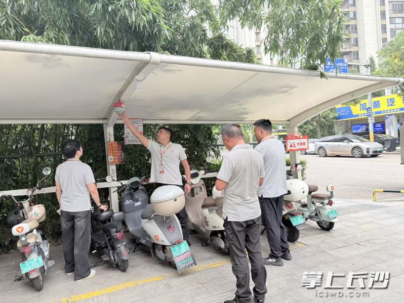 物业服务企业节前对电动自行车的安全风险隐患开展全面排查工作。均为企业供图 物业服务企业节前对电动自行车的安全风险隐患开展全面排查工作。均为企业供图