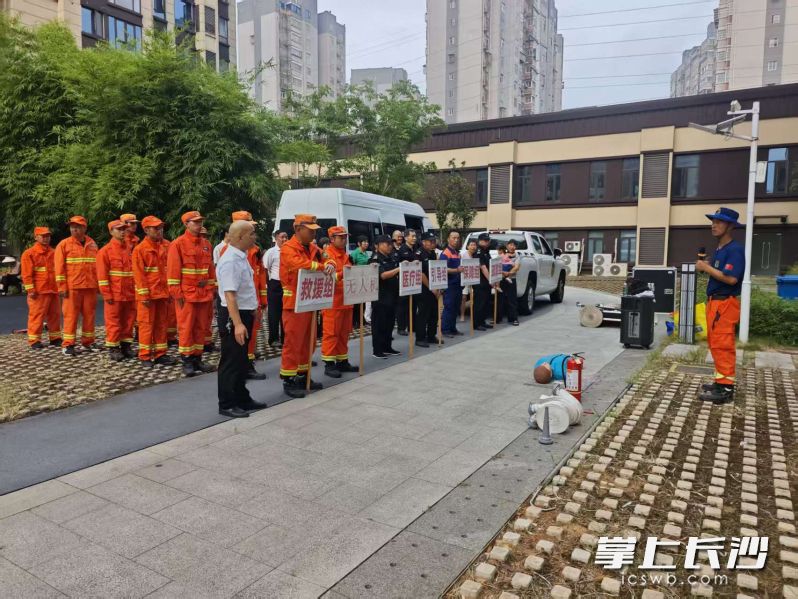 部分物业服务企业还开展了消防应急演练和急救技能培训。 部分物业服务企业还开展了消防应急演练和急救技能培训。