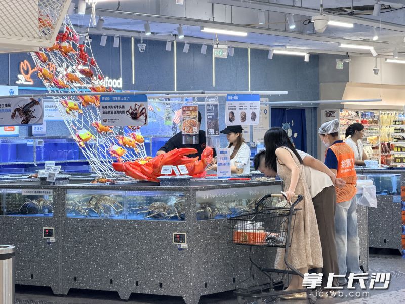市民在盒马鲜生门店内选购螃蟹。均为长沙晚报记者 贾凯清 摄 市民在盒马鲜生门店内选购螃蟹。均为长沙晚报记者 贾凯清 摄