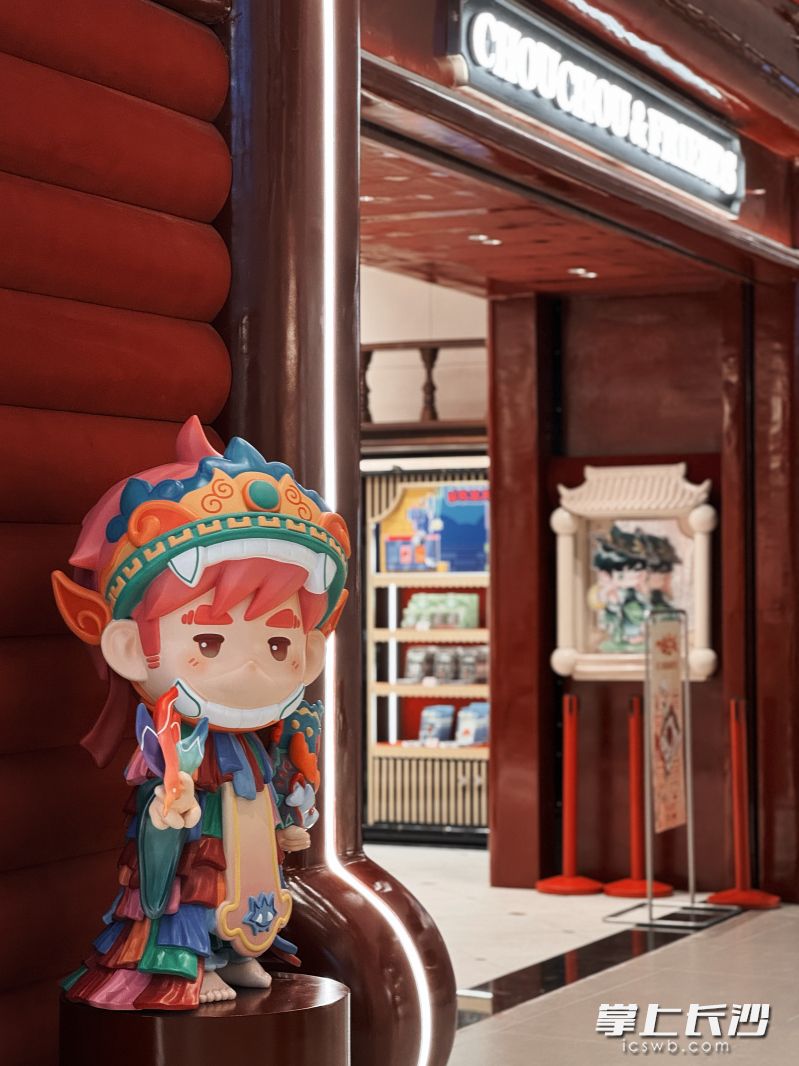 店内产品以周杰伦的官方二次元IP形象“周同学”系列商品为主。 店内产品以周杰伦的官方二次元IP形象“周同学”系列商品为主。