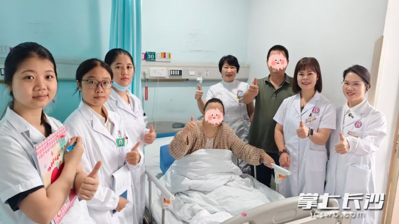 出院时,患者及家属与湖南省人民医院妇科医护人员合影留念。通讯员供图 出院时,患者及家属与湖南省人民医院妇科医护人员合影留念。通讯员供图