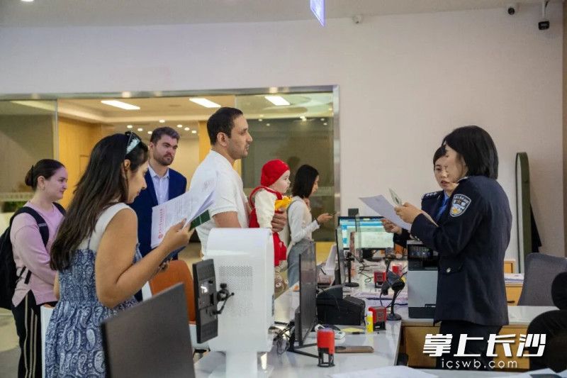 长沙自贸谷(磨盘洲)国际人才社区已建成全省首个综合性移民事务服务中心——长沙市移民事务服务中心。长沙晚报全媒体记者 邓迪 摄 长沙自贸谷(磨盘洲)国际人才社区已建成全省首个综合性移民事务服务中心——长沙市移民事务服务中心。长沙晚报全媒体记者 邓迪 摄