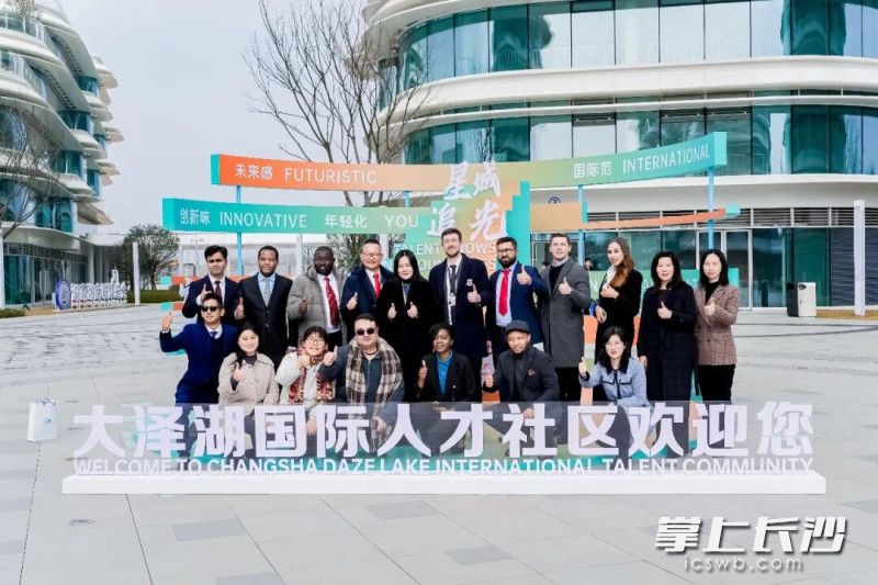 大泽湖国际人才社区打造全方位、国际化的配套服务体系,让外籍人才在长沙也能找到熟悉的节奏。 大泽湖国际人才社区打造全方位、国际化的配套服务体系,让外籍人才在长沙也能找到熟悉的节奏。