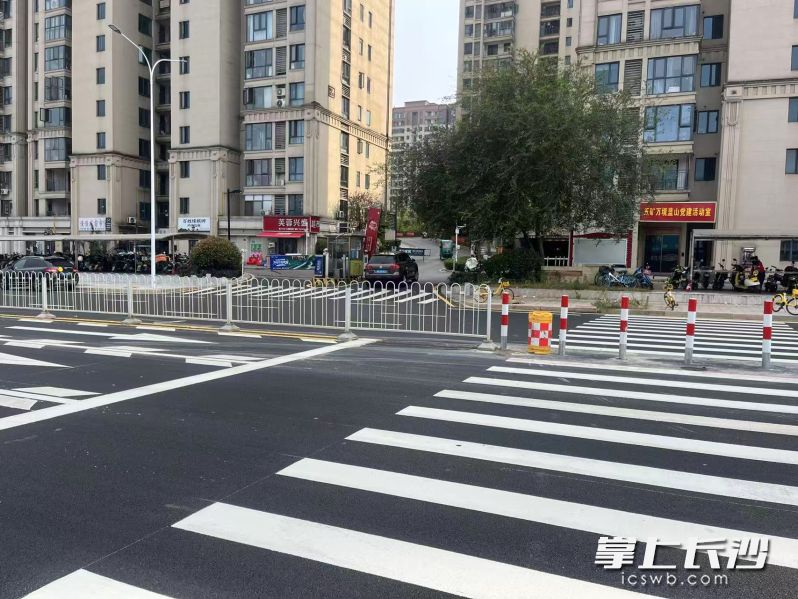 正式通车后,双向六车道将有效分流汇金路等周边主干道车流,缓解早晚高峰拥堵。 正式通车后,双向六车道将有效分流汇金路等周边主干道车流,缓解早晚高峰拥堵。