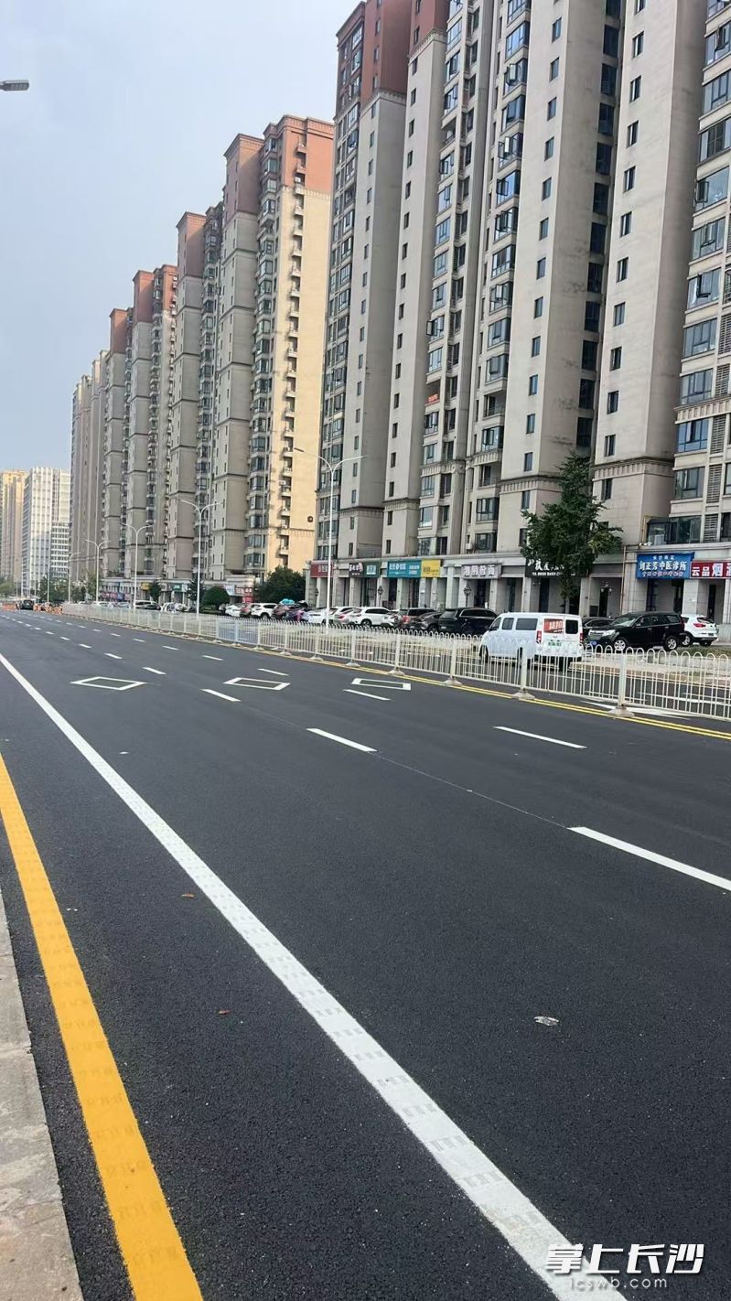 由雨花经开发展集团主导实施的黄谷路(天心区边界—汇金路)扩宽改造工程全面完工。 均为长沙晚报通讯员费敏摄 由雨花经开发展集团主导实施的黄谷路(天心区边界—汇金路)扩宽改造工程全面完工。 均为长沙晚报通讯员费敏摄
